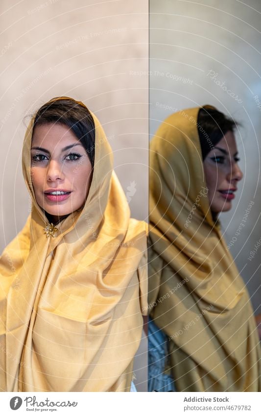 Muslimische Frau vor dem Spiegel stehend elegant heimwärts Reflexion & Spiegelung Tradition Kopftuch Vorschein feminin Porträt Erwachsener ethnisch muslimisch