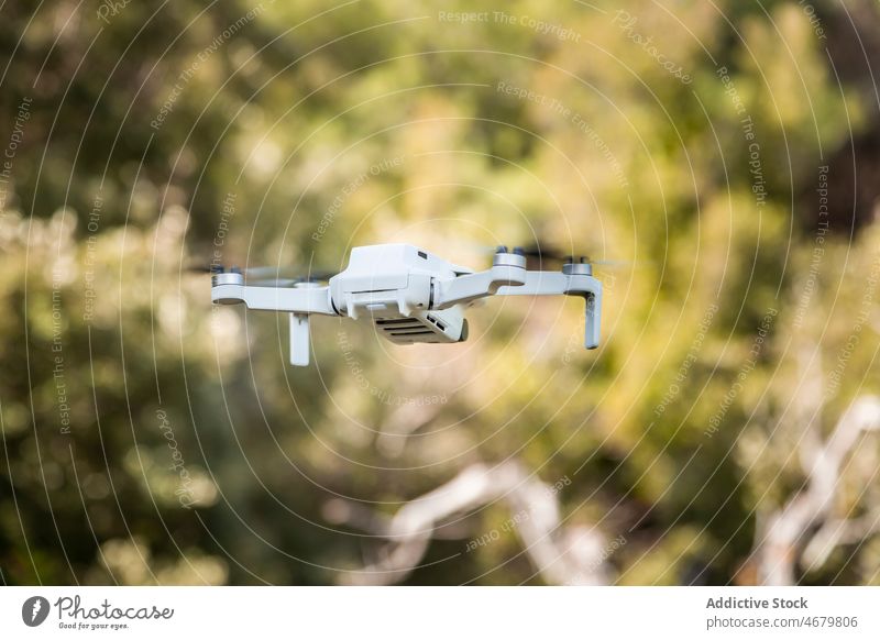 Weiße Drohne fliegt in der Landschaft Dröhnen uav unbemannt Baum Fliege Fluggerät modern System Gerät Sommer Natur ländlich Umwelt Technik & Technologie