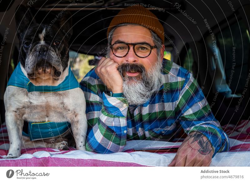 Älterer Mann mit Hund im Wohnmobil französische Bulldogge älter Landschaft Kleintransporter Autoreise Tier Besitzer reif Haustier Eckzahn Reinrassig Sommer