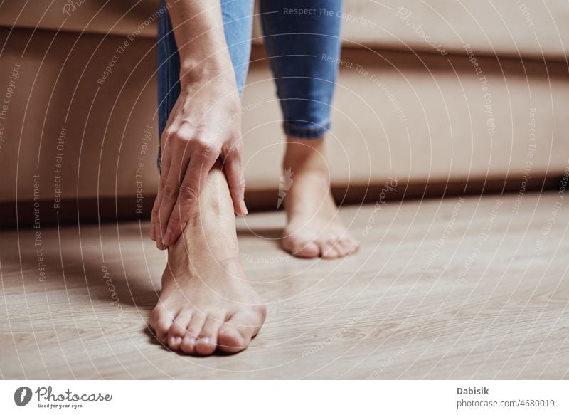 Frau hat Schmerzen im Bein, nimmt Knöchelmassage wehtun entzündet Verkrampfung Fuß Körper Massage Pflege Fußknöchel Medizin Knie Liege berührend Unfall Gelenk