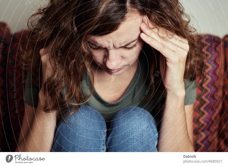 Frau leidet unter Kopfschmerzen, fühlt starke Kopfschmerzen Schmerz wehtun Schmerzen Migräne Depression Gesundheit Krampf Stress erschöpft entzündet Druck