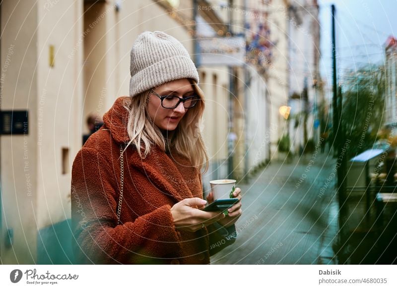 Frau benutzt Smartphone auf einer Straße in der Stadt Mobile laufen Lifestyle Kommunizieren online Porträt Telefon benutzend Fröhlichkeit tragbar Information