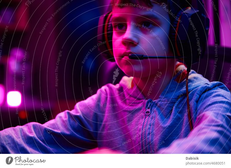 Junge spielt Computerspiel zu Hause, Spielsucht Porträt Spieler Arbeitsplatz Sucht cybersport Kopfhörer Raum Videospiel dunkel online virtuell Entertainment