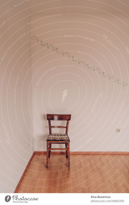 Raum mit Stuhl stuhl wand weiß Boden Laminat leer holz braun menschenleer minimalistisch Ecke Zimmer Innenaufnahme Wohnung Innenarchitektur