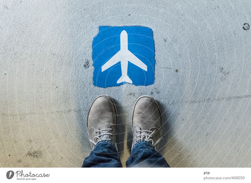 flugantritt Fuß Hose Jeanshose Schuhe Tourismus stehen Flugzeug Schilder & Markierungen Asphalt Flughafen Ferien & Urlaub & Reisen billigflug blau Gate