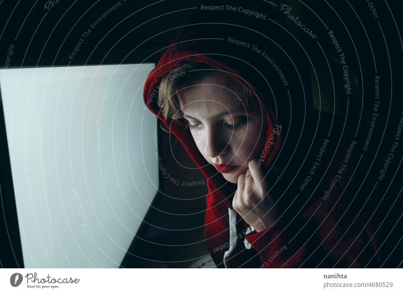 Junge Hacker-Frau vor einem weißen PC-Bildschirm Computer Technik & Technologie Stress Schlafstörung Angst Nacht Arbeit Job WiFi Internet jung Jugend Teenager