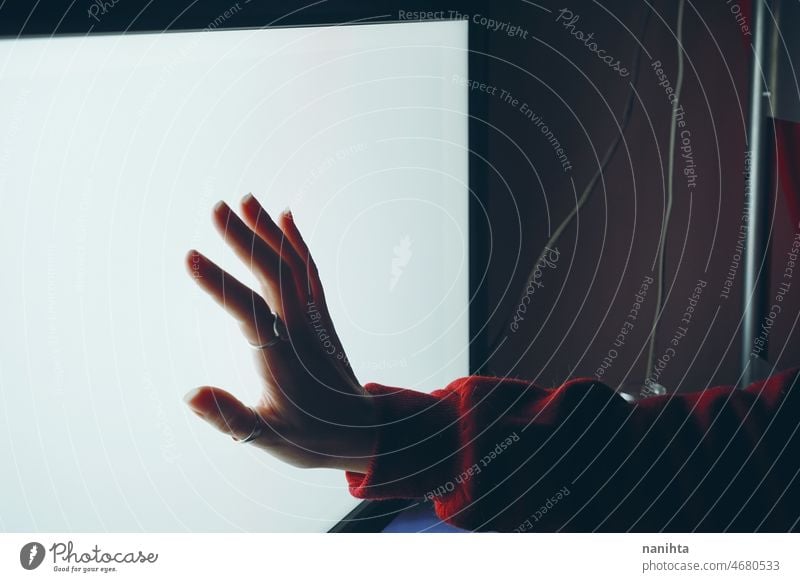 Hand berührt einen weißen Bildschirm Konzept Computer Technik & Technologie menschlich berühren Hacker Entfernung Sucht süchtig machend pc Elektrizität