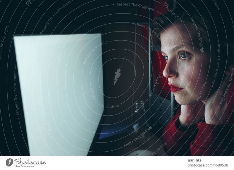 Junge Hacker-Frau vor einem weißen PC-Bildschirm Computer Technik & Technologie Stress Schlafstörung Angst Nacht Arbeit Job WiFi Internet jung Jugend Teenager