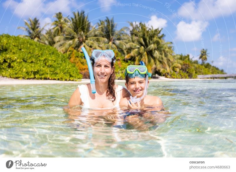 Mutter und Sohn beim Schnorcheln an einem Strand der Malediven Bikini blau Junge brünett offen Karibik Kind Küste Tag Sinkflug Mode Glück Gesundheit