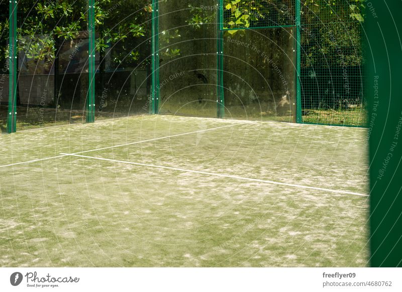 Leerer Paddle-Tennisplatz mit Sand Gericht Paddel leer niemand Hintergrund Sport außerhalb Natur spielen Netz Energie Leben Sonnenuntergang Glück Licht Spanien
