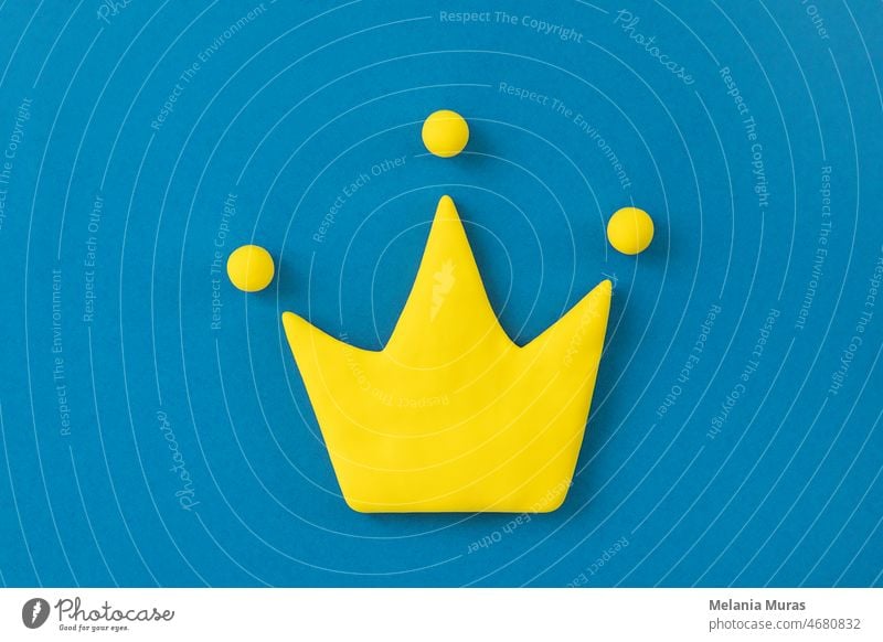 Einfache 3d gelbe Krone Symbol auf blauem Hintergrund. Konzept der Sieg und Erfolg, Top-Rang Qualität Status. abstrakt Adel Autorität Auszeichnung beste
