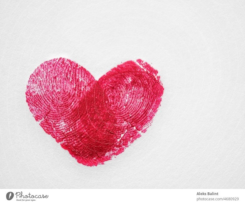Fingerabdruck Herz Abdruck Nahaufnahme schön Liebe Gefühle Farbfoto rot Fingerkuppe Detailaufnahme Zeichen Romantik herzförmig Valentinstag Liebesbekundung