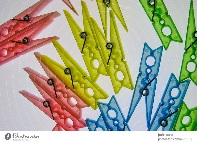 farbige Wäscheklammern aus Plastik beleuchtet Sammlung unordentlich gleich durchleuchtet zufällig mehrfarbig Strukturen & Formen abstrakt Leuchtkasten