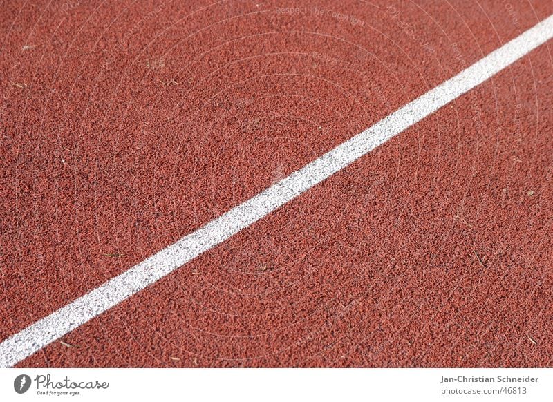 laufbahn 2 rot Streifen weiß Sonne Licht Untergrund Sportveranstaltung Lebenslauf Sportler laufen Schatten Bodenbelag Reihe Eisenbahn Linie