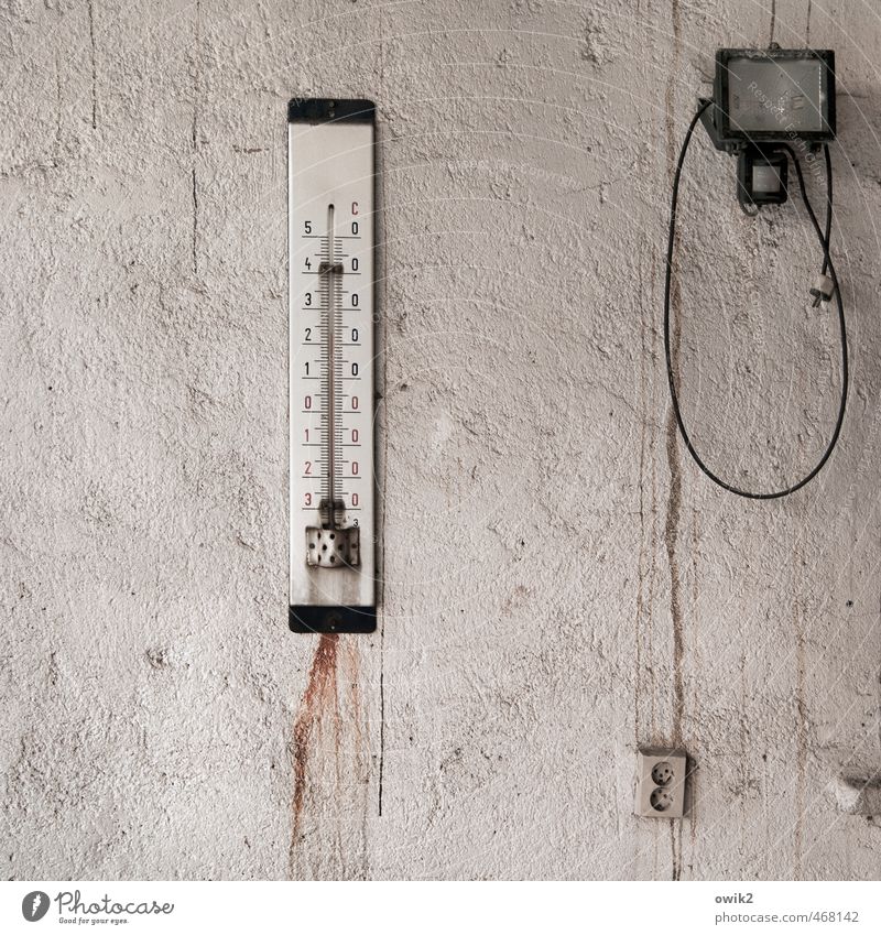 Energiekrise Technik & Technologie Energiewirtschaft alt trist zurückhalten sparsam Langeweile Thermometer Wärme Anzeige Skala Steckdose Lampe Beleuchtung
