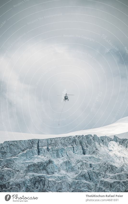 Helikopter fliegt über Gletscher Himmel fliegen transportieren Eis Schnee gefroren Schweiz Alpen