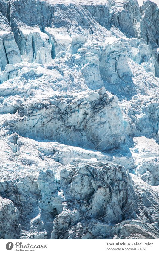 Detailaufnahme eines Gletschers Eis Schnee gefroren Schweiz Alpen Muster kalt risse Gletscherspalte