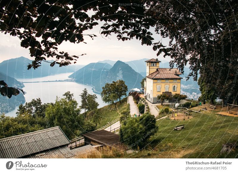 Haus auf einem Hügel mit Blick auf See Tessin Villa Aussicht Berge u. Gebirge Bäume Luganosee