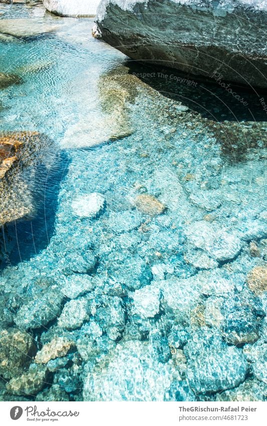 Steine im Bach Wasser transparent durchsichtig Muster Tessin Maggiatal glasklar