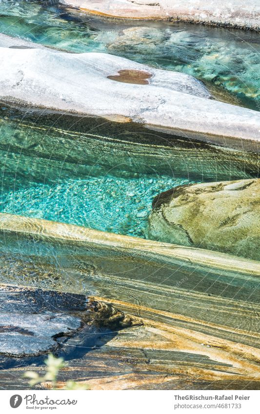 Steine im Bach Wasser transparent durchsichtig Muster Tessin Maggiatal glasklar Textur steinmuster