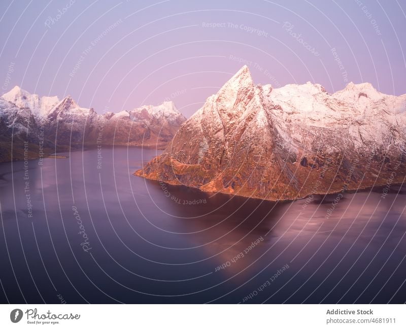 Gebirgiges Gelände in Meeresnähe in Norwegen Insel MEER Berge u. Gebirge Natur Himmel wolkig Landschaft Umwelt Formation felsig Wasser Meereslandschaft