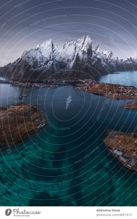 Gebirgiges Gelände in Meeresnähe in Norwegen Insel MEER Berge u. Gebirge Natur Himmel uttakleiv wolkig Landschaft Umwelt Formation felsig Wasser