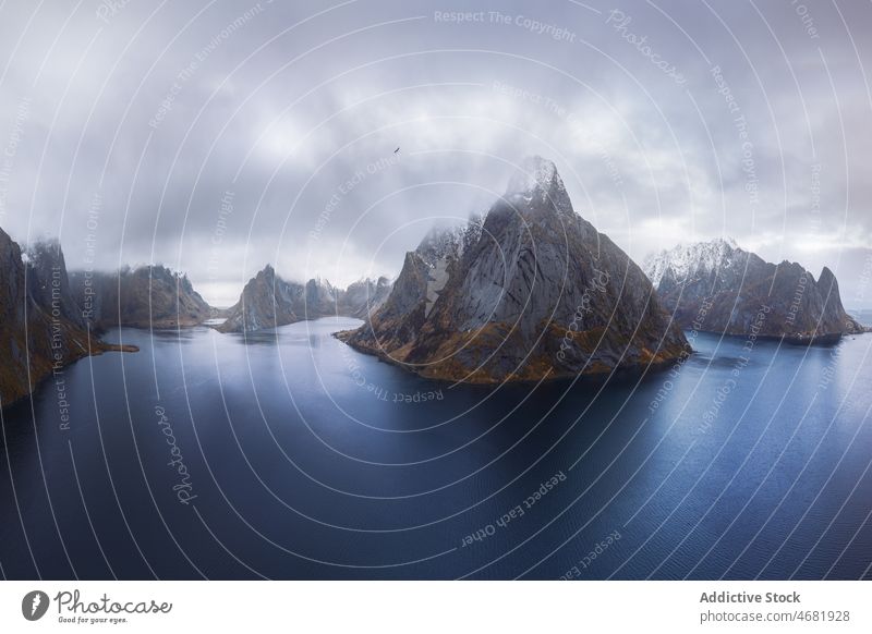 Gebirgiges Gelände in Meeresnähe in Norwegen Insel MEER Berge u. Gebirge Natur Himmel wolkig Landschaft Umwelt Formation felsig Wasser Meereslandschaft