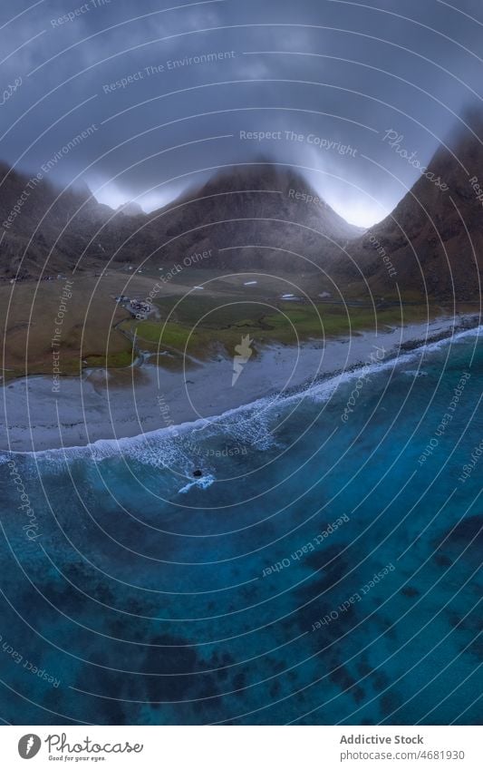 Felsen am Meer bei nebligem Wetter Wasser MEER bedeckt Inselgruppe Berge u. Gebirge Klippe Natur Hafengebiet Nebel Dunst Norwegen Küste Stein trist lofoten