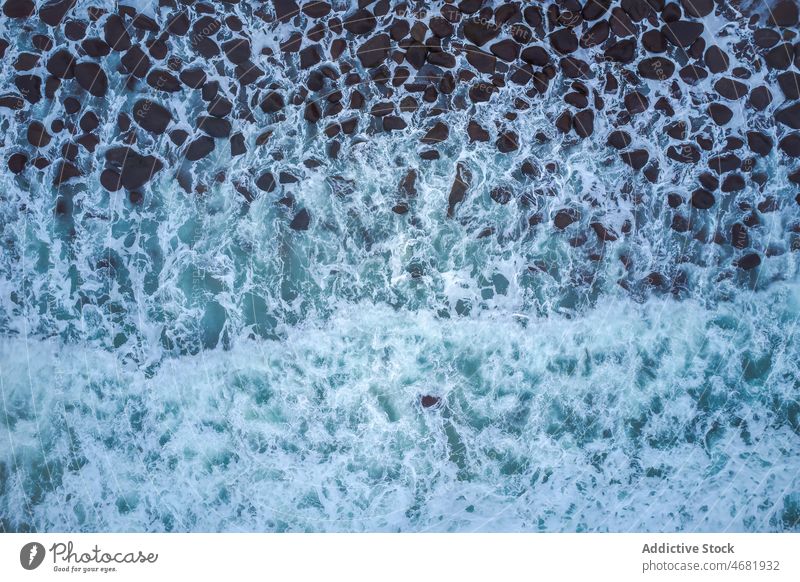 Majestätische Wellen eines mächtigen Ozeans Meer Kraft winken Absturz Unwetter Hintergrund Wasser Küste Ufer wild abgelegen schäumen malerisch dunkel