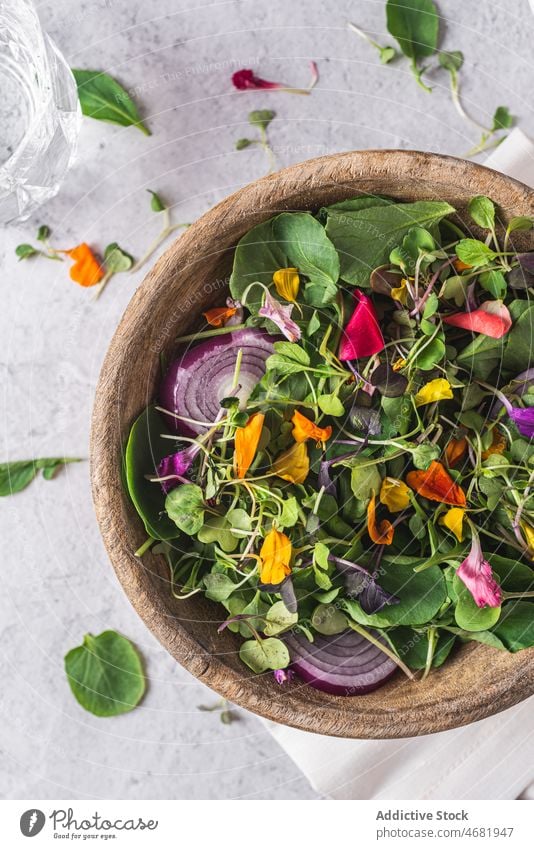 Frischer Gemüsesalat in einer Schüssel auf dem Tisch Salatbeilage sprießen frisch Gesundheit Mittagessen Schalen & Schüsseln Vegetarier Lebensmittel Mahlzeit