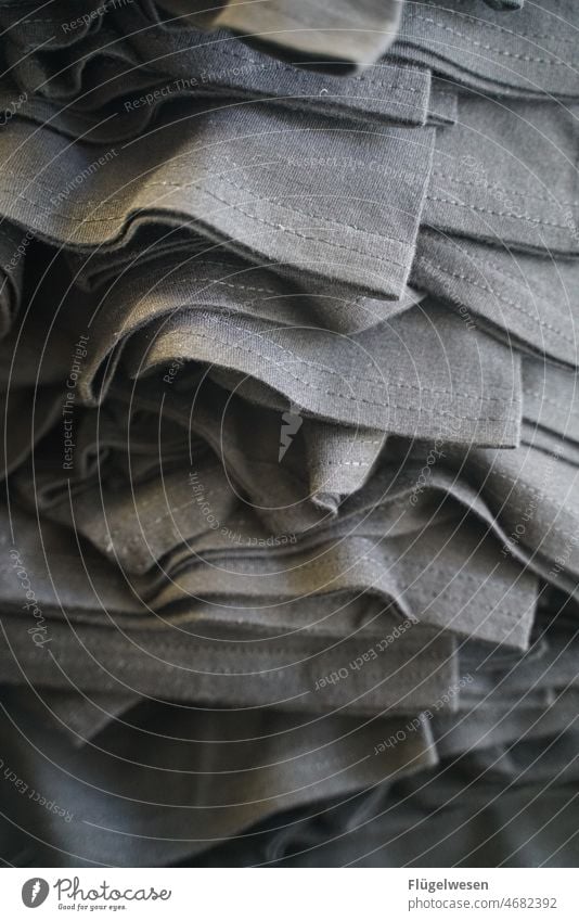 Shirts T-Shirts Textilien Textiliensammlung textilienbranche Baumwolle ärmel hochkrempeln schwarz Schwarzweißfoto Waschen Druckerei