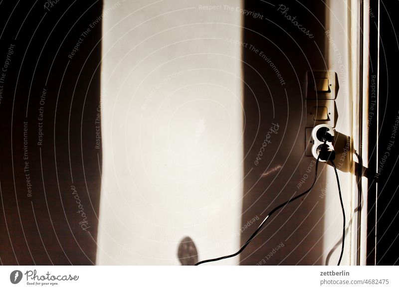 Marseille / Schaltzentrale in der Ferienwohnung zimmer raum wohnzimmer wohnraum wand mauer innen licht lichtschalter steckdose kabel strom stromkabel