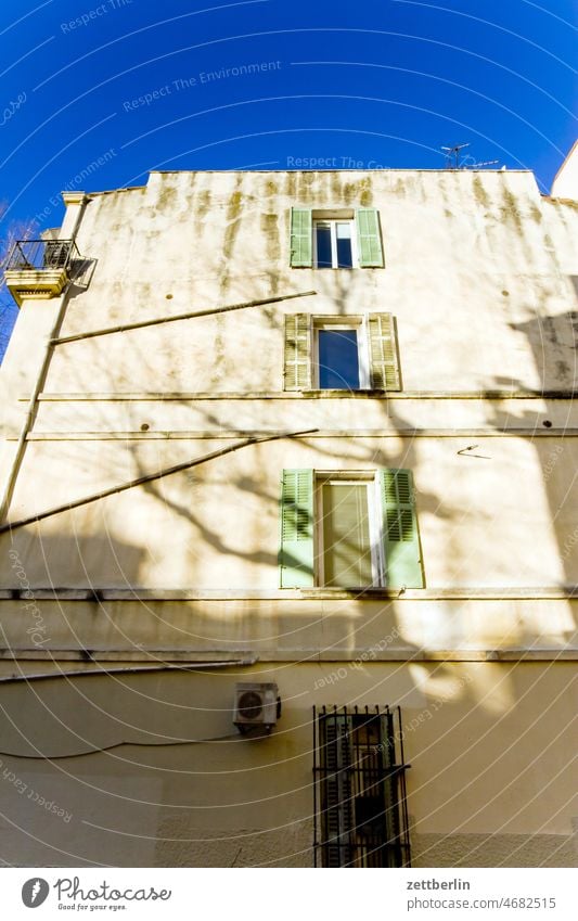 Marseille / Fassade mit Fenstern und Klimaanlage alt altstadt architektur ferien frankreich historisch innenstadt marseille mittelalter mittelmeer provence