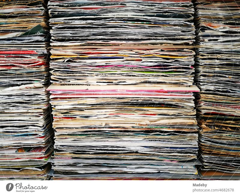 Zerknitterte Papierhüllen mit alten Vinyl Singles und Schallplatten auf dem Flohmarkt und Trödelmarkt bei den Golden Oldies in Wettenberg Krofdorf-Gleiberg bei Gießen in Hessen