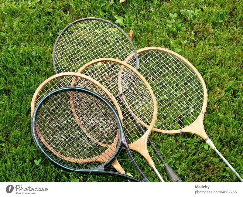 Schläger aus Holz und Kunststoff für Federball und Badminton auf grünem Rasen auf einem Bauernhof im Sommer in Rudersau bei Rottenbuch im Kreis Weilheim-Schongau im Pfaffenwinkel in Oberbayern