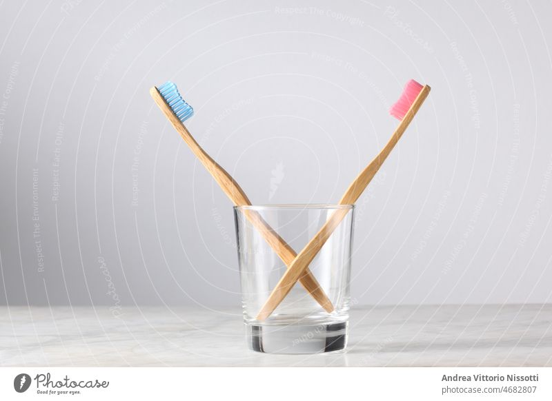 couple and love concept: rosa und blaue Bambuszahnbürsten in einem Glas mit Platz für Ihren Text toohtbrush Hygiene dental Gesundheit Gerät medizinisch Zahnarzt