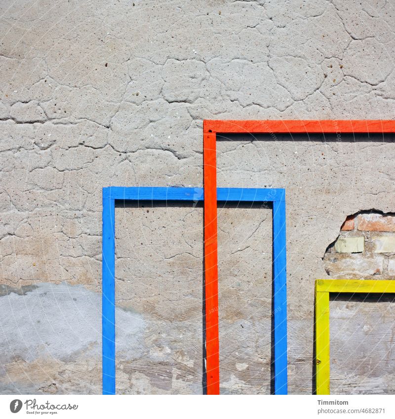 Bildlose Rahmen Holz blau rot gelb Mauer Ziegelsteine Putz alt Fassade Strukturen & Formen Menschenleer Backstein Farbfoto kaputt