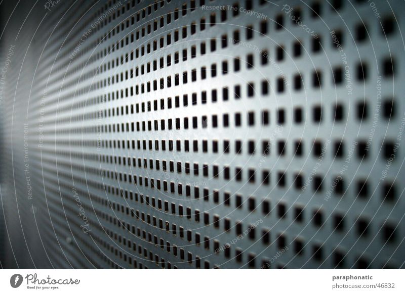 Loch-Papp-Blech Lochblech grau lang gekrümmt Karton Papier eingestanzt durchlöchert Fenster Wand Werkstatt Tonstudio ruhig Lärmdämmung Kino Schall Stil braun