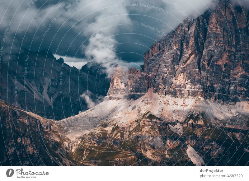 Nebel in den Bergen der Dolomiten Naturerlebnis Willensstärke Leidenschaft Ferien & Urlaub & Reisen Tourismus Bewegung Zentralperspektive Totale