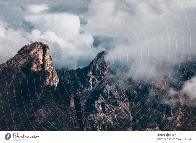 Nebel in den Bergen der Dolomiten III Naturerlebnis Willensstärke Leidenschaft Ferien & Urlaub & Reisen Tourismus Bewegung Zentralperspektive Totale