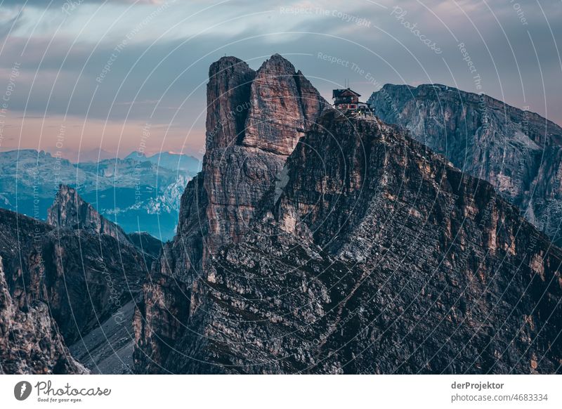 Hütte, Rifugio Nuvolau auf Spitze eines Berges in den Dolomiten Naturerlebnis Willensstärke Leidenschaft Ferien & Urlaub & Reisen Tourismus Bewegung
