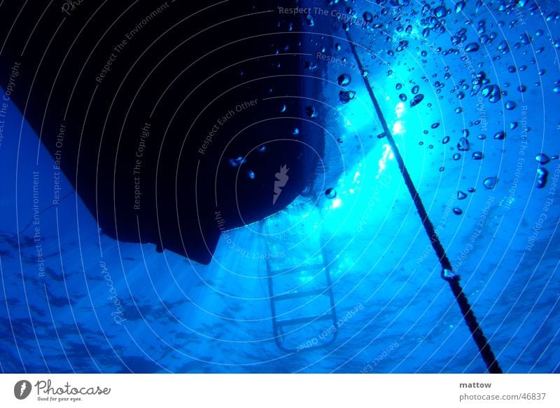 Lichtspiel in blauem Wasser Ägypten Wasserfahrzeug Luft Luftblase tauchen Meer Taucher Strahlung Leiter Seil Lichtstrahl diving underwater Unterwasseraufnahme