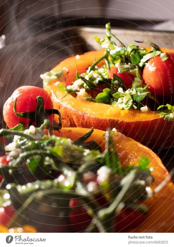 Frisch aus dem Ofen. Kürbisgericht heiß und dampfend gesund Tomaten mediterrane Küche Olivenöl Gesundheit Essen zubereiten Gemüse Lebensmittel Feinschmecker