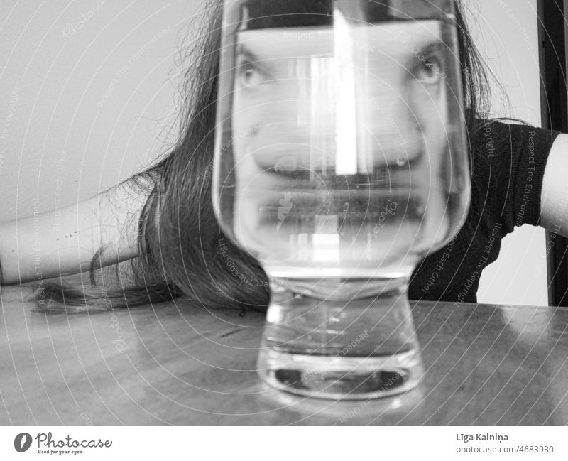 Lustiges Gesicht durch Wasserglas Humor lustig Porträt Mensch Blick Blick in die Kamera verrückt Frau Farbfoto Junge Frau Erwachsene 1 feminin Jugendliche