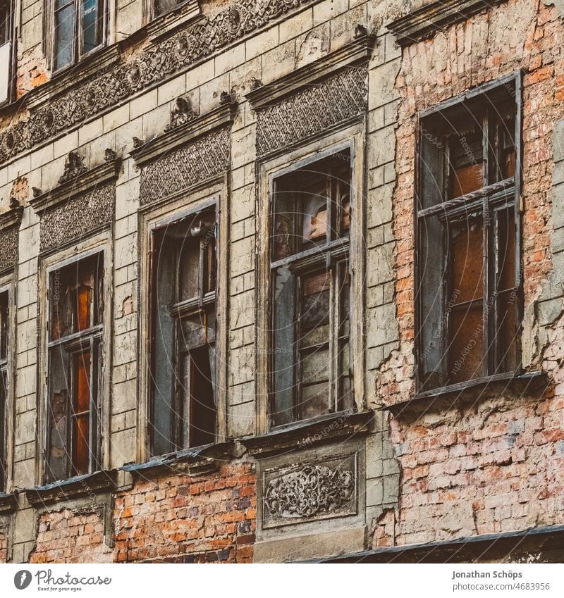 Verfallenes Haus Fenster Fassade in Görlitz baufällig alt Altstadt Stadt verfallen Menschenleer Außenaufnahme Gebäude Architektur Tag Bauwerk Farbfoto Wand