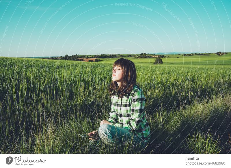 Junge Frau allein auf einer grünen Wiese Feld Freiheit Natur Frische Ruhe Szene Landschaft einsam frei Farbe Frühling Ansicht in voller Länge Atem rein Reinheit