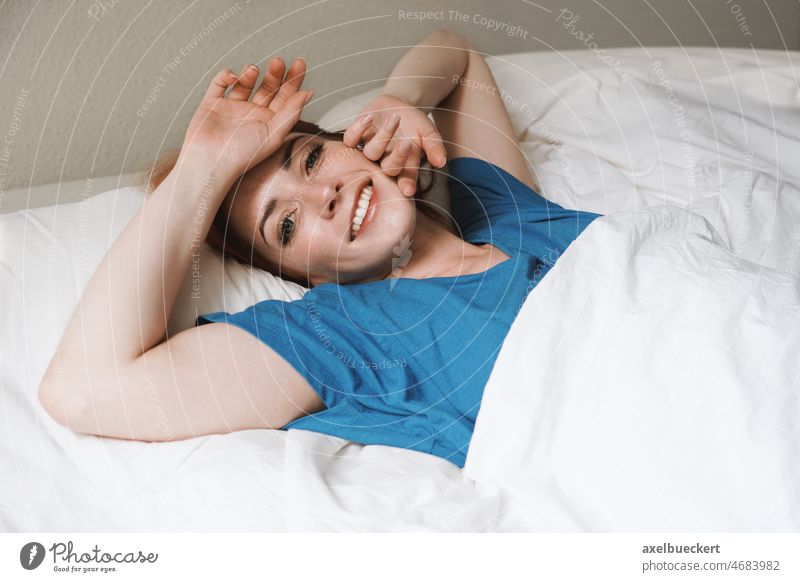 Raus aus den Federn - ausgeruhte junge Frau im Bett, die lächelnd aufwacht Aufwachen Morgen Glück Lächeln wecken Schlafzimmer Menschen Erwachsener Person