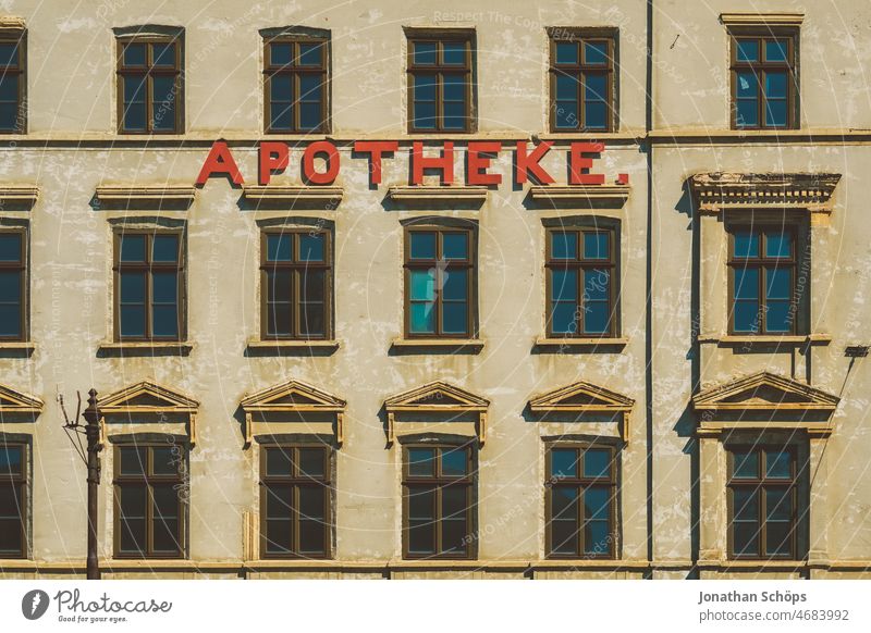 Apotheke – Schrift an Hausfassade in Görlitz apothekenpflichtig Pharma Pharmazie Fassade hausfassade Bauwerk rot Schriftzug Fenster Gebäude Architektur