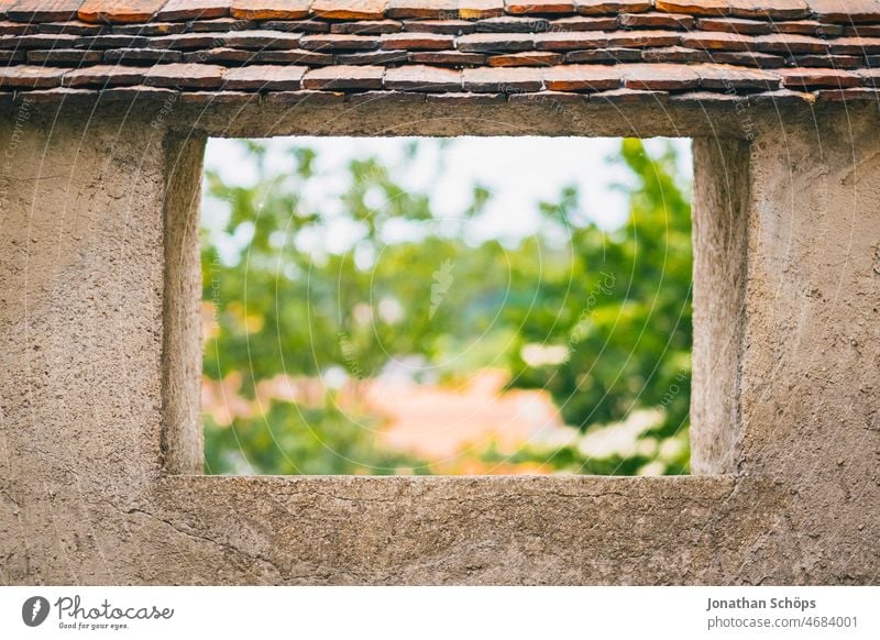 Blick durch Fenster ohne Glas in alter Mauer Ausblick Durchblick Eingang Natur grün Stein Ziegel Außenaufnahme Farbfoto Menschenleer Tag Wand Bokeh Dachziegel