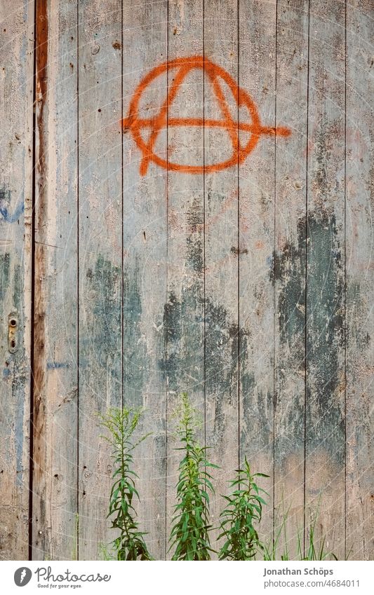 Anarchie Symbol an Holzwand Antifaschismus Politik & Staat links chaotisch Graffiti Schmiererei Politische Bewegungen Punk protestieren widersetzen mehrfarbig